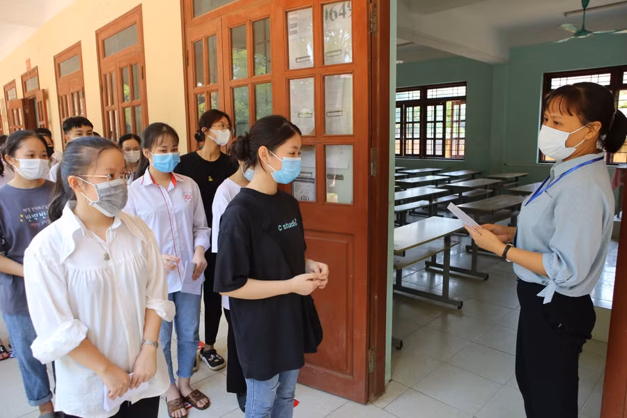 Thí sinh nghe đọc số báo danh để vào làm thủ tục thi.