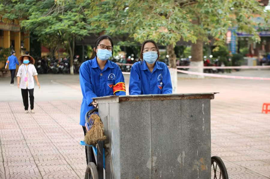 Đội sinh viên tình nguyện có mặt sớm làm vệ sinh và hỗ trợ thí sinh tại Điểm thi.