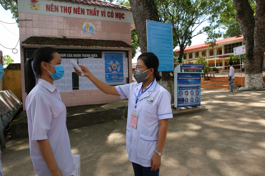 Thí sinh được y tế đo thân nhiệt khu vực cổng Điểm thi.