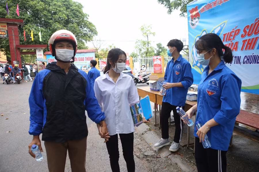 Người cha nắm tay đưa con gái đến điểm thi Trường THPT Lục Nam.