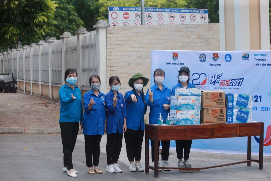 Từ 13h ngày 6/7 lực lượng thanh niên tình nguyện "đội nắng" đón thí sinh.