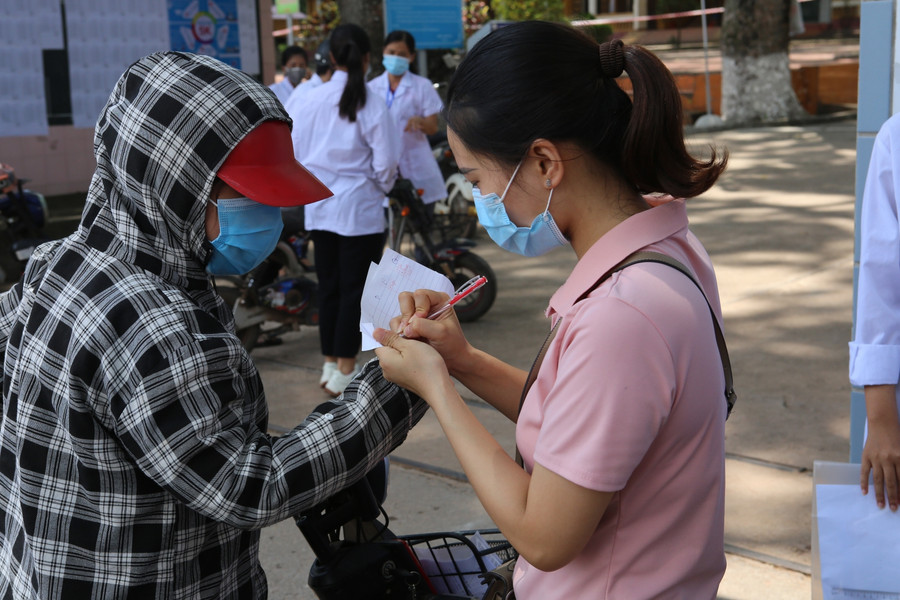 Người thân dặn dò thí sinh trước khi vào Điểm thi môn Toán.