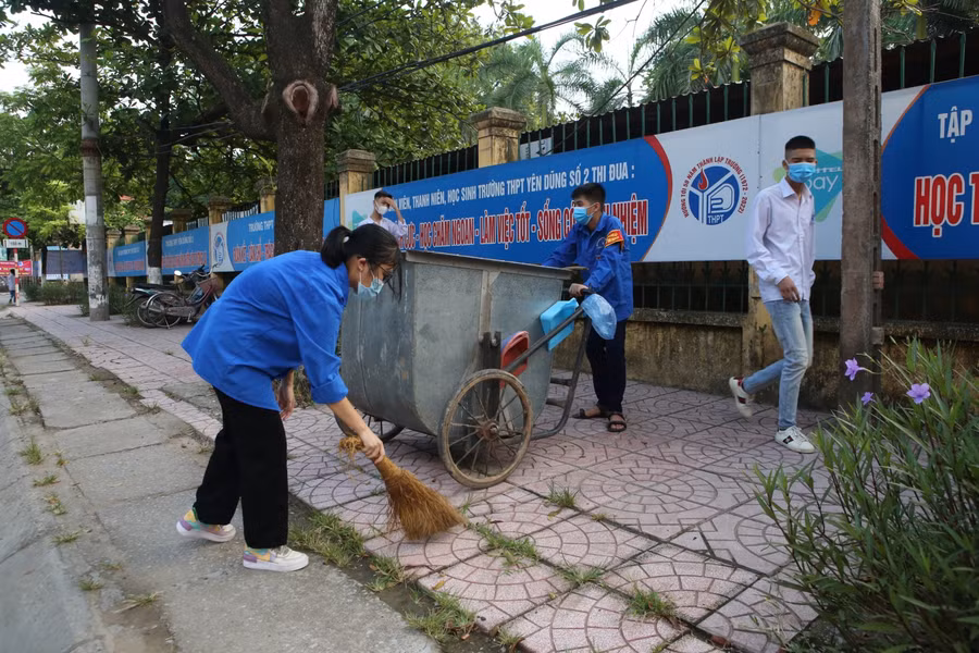 Lực lượng thanh niên tình nguyện làm nhiệm vụ vệ sinh phòng dịch khu vực Điểm thi.
