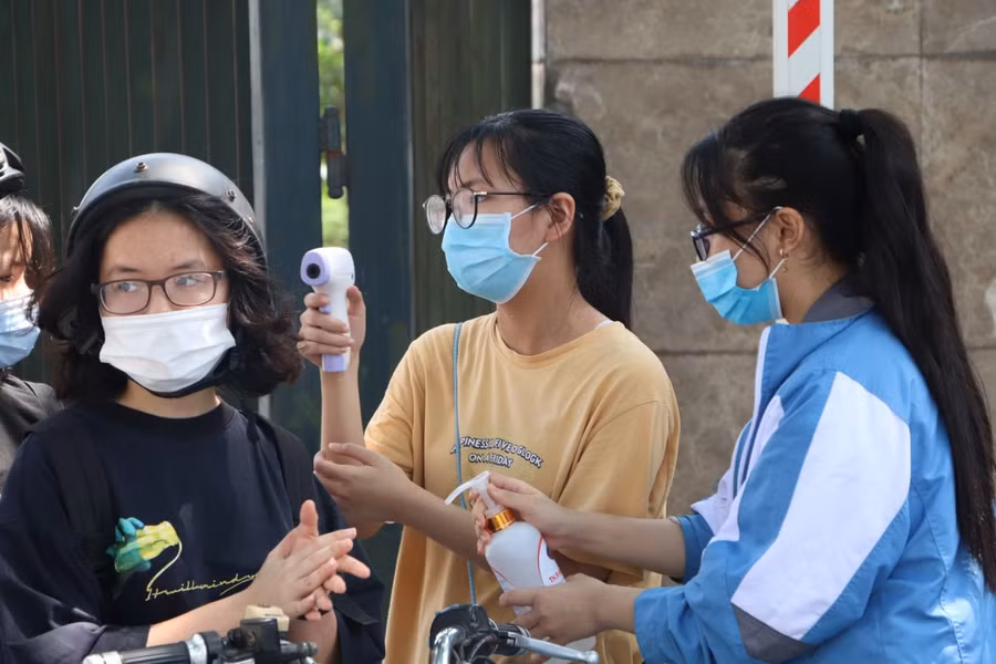 Khẩu trang, khử khuẩn được thí sinh nghiêm túc thực hiện.