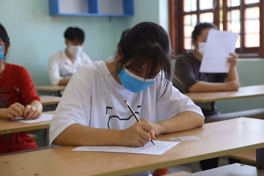 Thí sinh hoàn thành khai báo y tế tại phòng thi.