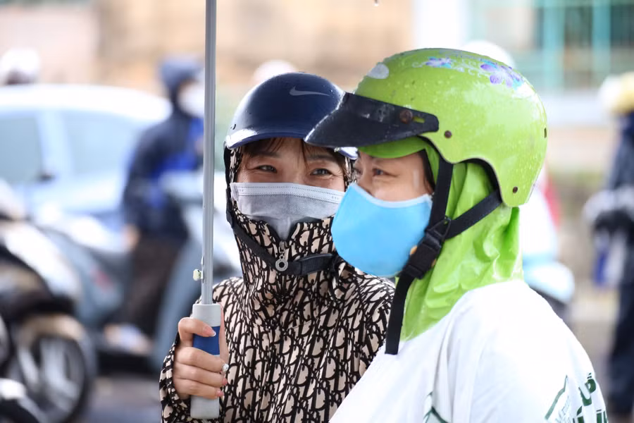 Tâm trạng hồi hộp của phụ huynh "đội mưa" chờ thí sinh phía ngoài cổng trường thi.