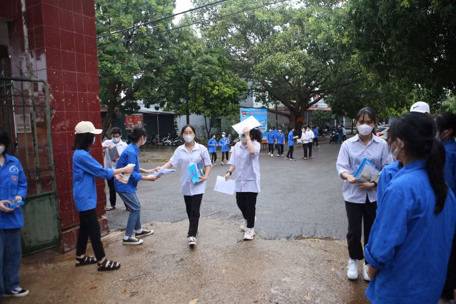 Thí sinh được phát nước uống, sát khuẩn tay tại cổng trường thi.