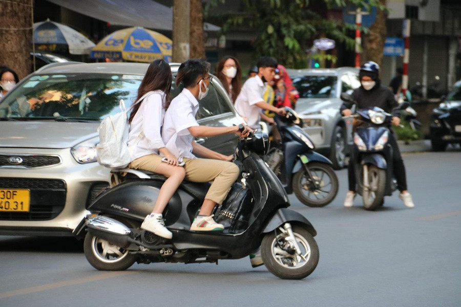 Học sinh vi phạm lỗi không đội mũ bảo hiểm. Ảnh minh họa.