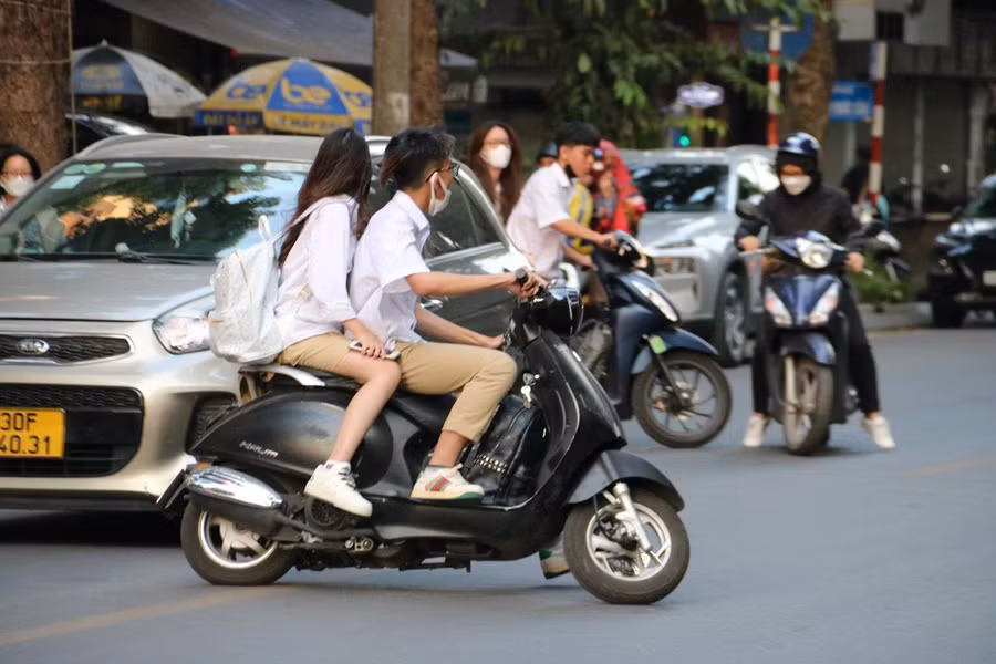 Học sinh vi phạm lỗi không đội mũ bảo hiểm. Ảnh minh họa.