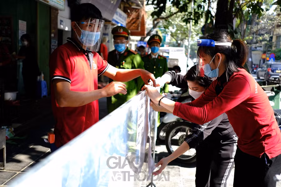 Hàng quán thực hiện bán mang về.