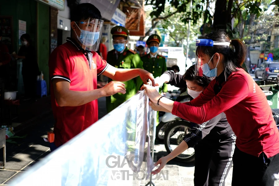 Hàng quán thực hiện bán mang về.