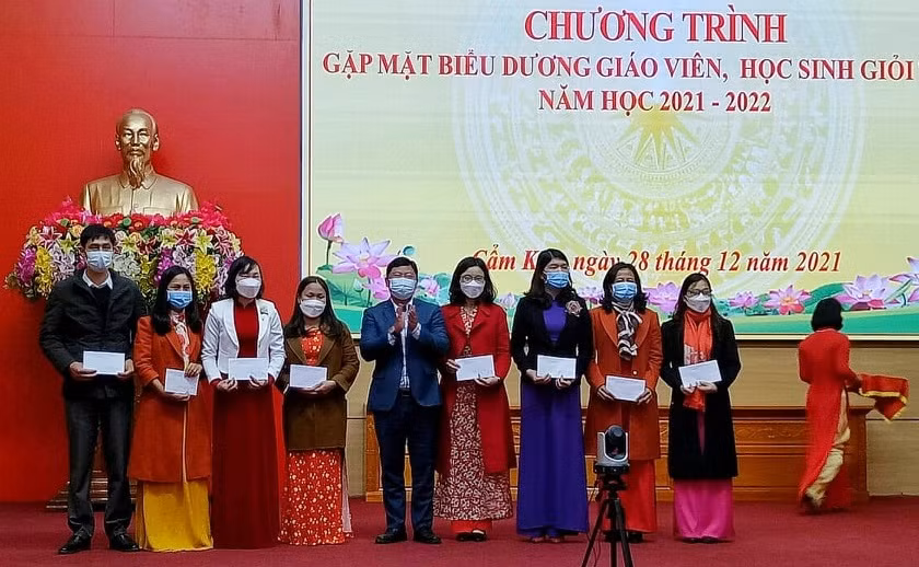 Huyện Cẩm Khê gặp mặt biểu dương giáo viên giỏi.