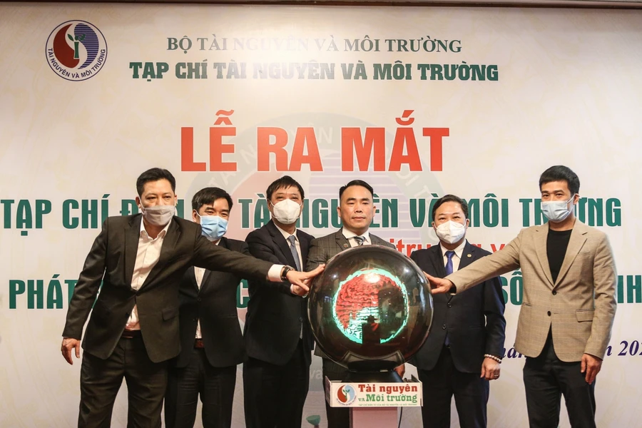 Các đại biểu bấm nút, chúc mừng ra mắt Tạp chí điện tử Tài nguyên và Môi trường.