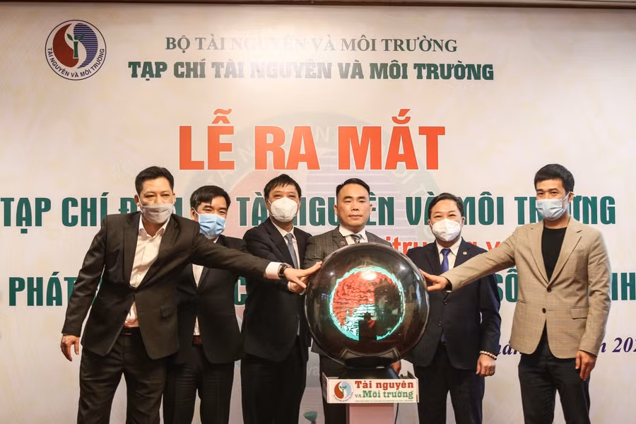 Các đại biểu bấm nút, chúc mừng ra mắt Tạp chí điện tử Tài nguyên và Môi trường.