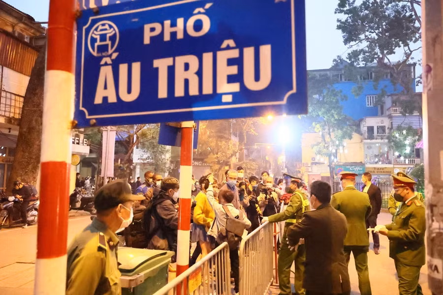 Lực lượng chức năng làm nhiệm vụ đảm bảo ANTT trong đêm Noel.