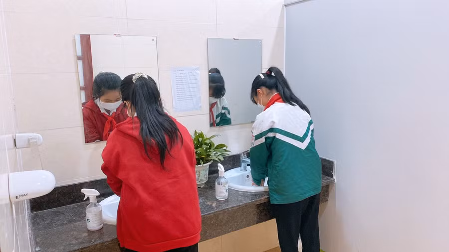Học sinh Trường THCS Hàn Thuyên duy trì thói quen rửa tay bằng nước sạch với xà phòng.