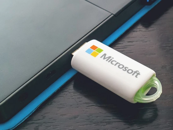 Microsoft bán Windows 10 trên USB