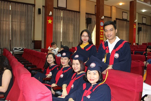 Niềm vui rạng ngời trên khuôn mặt các tân Thạc sĩ ngày nhận bằng tốt nghiệp... Niềm vui rạng ngời trên khuôn mặt các tân Thạc sĩ ngày nhận bằng tốt nghiệp...