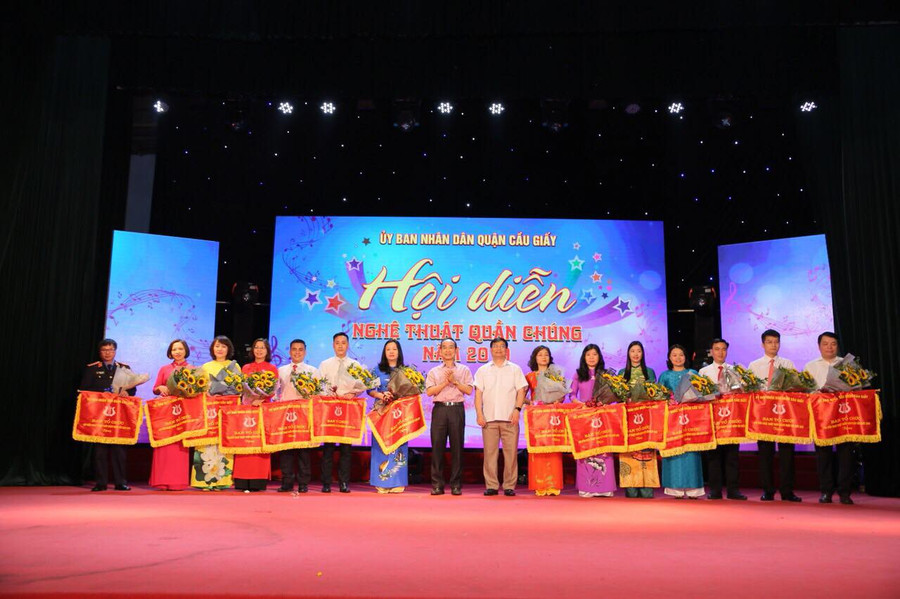 Hội diễn Nghệ thuật quần chúng quận Cầu Giấy năm 2019 với sự tham gia của 31 đơn vị trên địa bàn quận, trình diễn nhiều tiết mục nghệ thuật đặc sắc Hội diễn Nghệ thuật quần chúng quận Cầu Giấy năm 2019 với sự tham gia của 31 đơn vị trên địa bàn quận, trình diễn nhiều tiết mục nghệ thuật đặc sắc