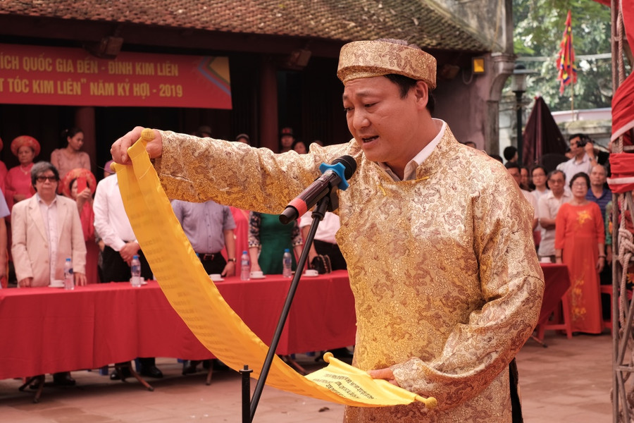 Ông Nguyễn Tiến Lộc, Chủ tịch UBND phường Phương Liên đọc tuyên chúc văn khấu “Thượng đẳng tối linh thần Cao Sơn Đại Vương” thiên hạ trong tiếng chiêng, trống oai hùng. (Ảnh: Đăng Chung). Ông Nguyễn Tiến Lộc, Chủ tịch UBND phường Phương Liên đọc tuyên chúc văn khấu “Thượng đẳng tối linh thần Cao Sơn Đại Vương” thiên hạ trong tiếng chiêng, trống oai hùng. (Ảnh: Đăng Chung).
