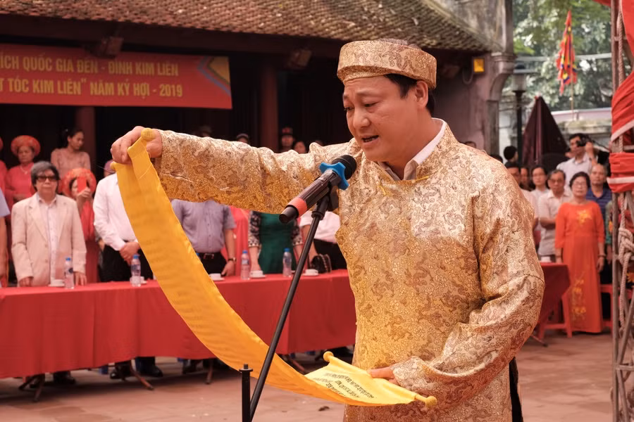 Ông Nguyễn Tiến Lộc, Chủ tịch UBND phường Phương Liên đọc tuyên chúc văn khấu “Thượng đẳng tối linh thần Cao Sơn Đại Vương” thiên hạ trong tiếng chiêng, trống oai hùng. (Ảnh: Đăng Chung).