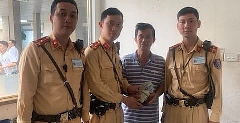 Cán bộ, chiến sĩ Đội CSGT số 1 (Công an TP. Hà Nội) đã trả lại chiếc ví và số tiền cho người bệnh bị đánh rơi.