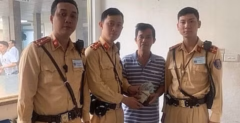 Cán bộ, chiến sĩ Đội CSGT số 1 (Công an TP. Hà Nội) đã trả lại chiếc ví và số tiền cho người bệnh bị đánh rơi.