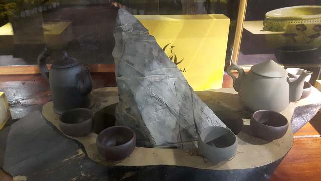 Gốm Hương Sa đời dưới đôi bàn tay tài hoa và bí quyết ngàn năm của các nghệ nhân làng gốm Bát Tràng. Gốm Hương Sa đời dưới đôi bàn tay tài hoa và bí quyết ngàn năm của các nghệ nhân làng gốm Bát Tràng.