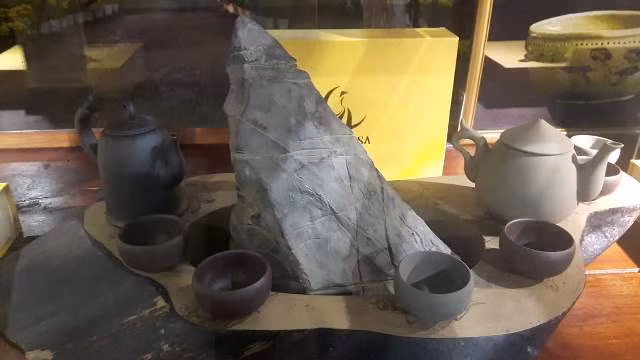 Gốm Hương Sa đời dưới đôi bàn tay tài hoa và bí quyết ngàn năm của các nghệ nhân làng gốm Bát Tràng.