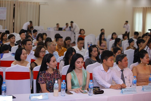 Các đại biểu về dự lễ ra mắt iWork Exlabour – Hệ thống ứng dụng thông minh trí tuệ nhân tạo (AI) 4.0 trên nền tảng điện thoại thông minh và Website. Các đại biểu về dự lễ ra mắt iWork Exlabour – Hệ thống ứng dụng thông minh trí tuệ nhân tạo (AI) 4.0 trên nền tảng điện thoại thông minh và Website.