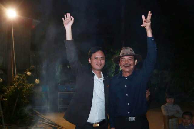 Ông Võ Văn Quân và ông Nguyễn Trung Thành đồng sáng lập thương hiệu Gốm Hương Sa. Ông Võ Văn Quân và ông Nguyễn Trung Thành đồng sáng lập thương hiệu Gốm Hương Sa.