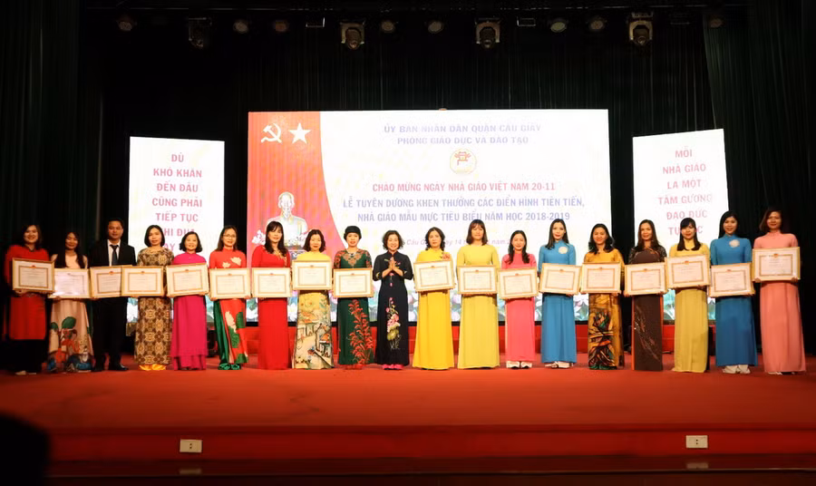 Lãnh đạo Sở GD&ĐT Hà Nội trao bằng khen cho các nhà giáo tiêu biểu