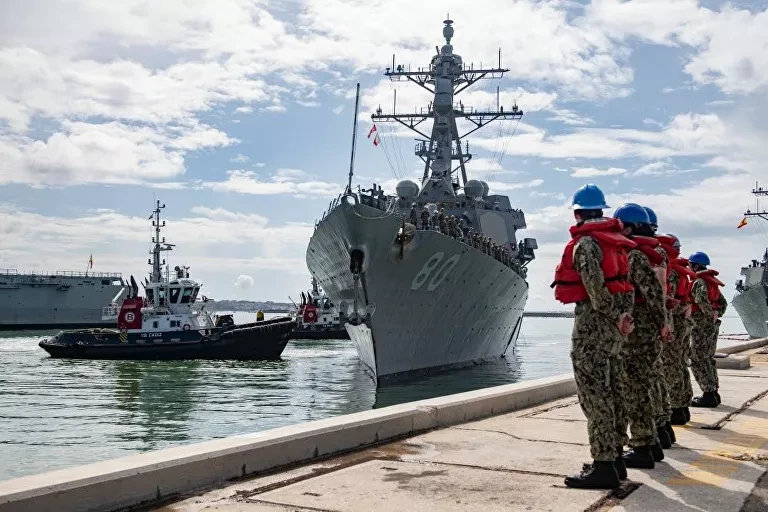 Tàu khu trục tên lửa dẫn đường lớp Arleigh Burke USS Roosevelt (DDG 80) quay trở lại Trạm Hải quân Rota (Tây Ban Nha) sau một hành trình.