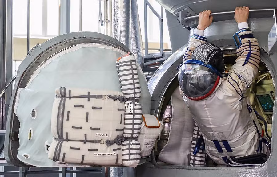 Hình ảnh làm việc của các phi hành gia. Ảnh TASS.