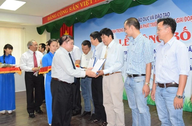 Thứ trưởng Bộ GD&ĐT Bùi Văn Ga trao giấy chứng nhận và bằng khen cho các tác giả công trình khoa học được vinh danh