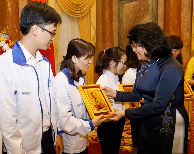 Phó chủ tịch Nước tặng quà cho các thầy, cô giáo tại buổi gặp mặt