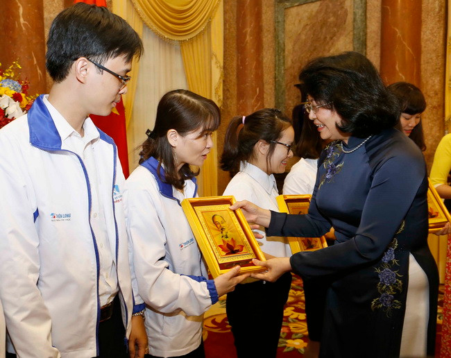 Phó chủ tịch Nước tặng quà cho các thầy, cô giáo tại buổi gặp mặt Phó chủ tịch Nước tặng quà cho các thầy, cô giáo tại buổi gặp mặt