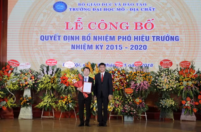 Thứ trưởng Lê Hải An trao quyết định bổ nhiệm của Bộ trưởng Bộ GD&ĐT cho ông Triệu Hùng Trường