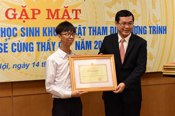 Thứ trưởng Nguyễn Văn Phúc đã trao tặng Bằng khen của Bộ trưởng Bộ GD&ĐT cho giáo viên tiêu biểu dạy học sinh khuyết tật