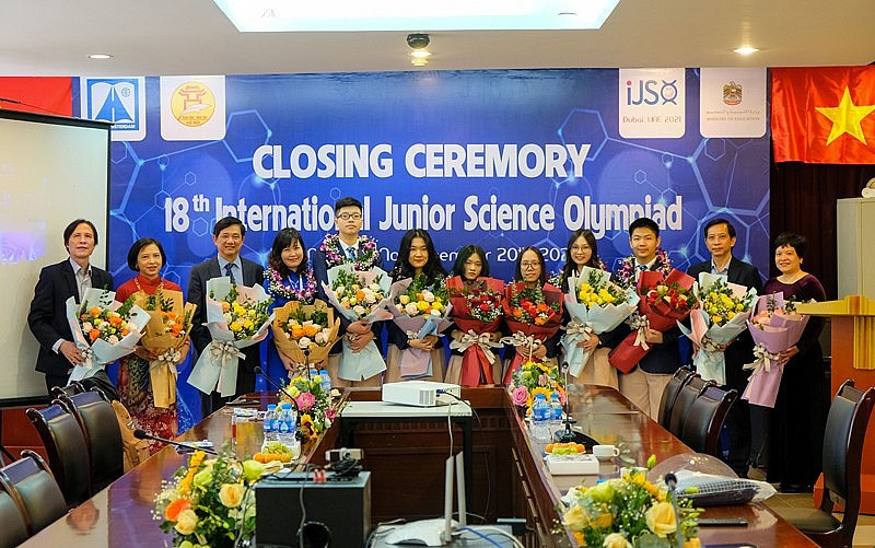 Đại diện lãnh đạo Sở GD&ĐT Hà Nội với các học sinh tham gia kỳ thi Olympic khoa học trẻ quốc tế năm 2021.