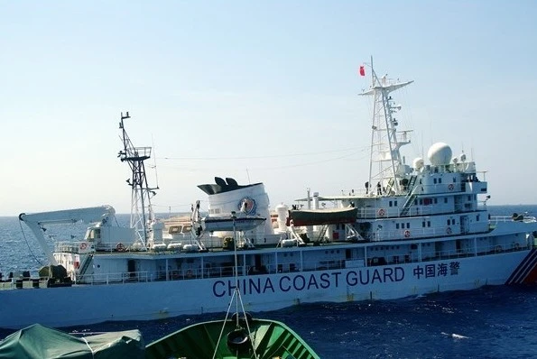 Tàu Trung Quốc chặn mũi tàu Cảnh sát biển Việt Nam