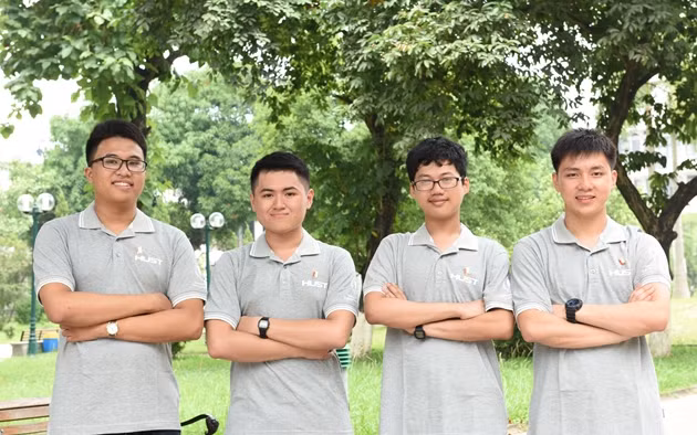 4 chàng trai Olympic quốc tế nhập học Đại học Bách khoa Hà Nội: Nguyễn Cảnh Hoàng, Trần Hữu Bình Minh,Đinh Anh Dũng, Phan Tuấn Linh 