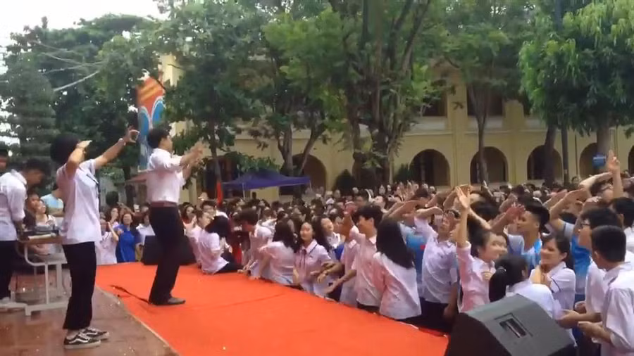 Thầy hiệu phó nhảy cuồng nhiệt cùng học trò gây sốt mạng xã hội