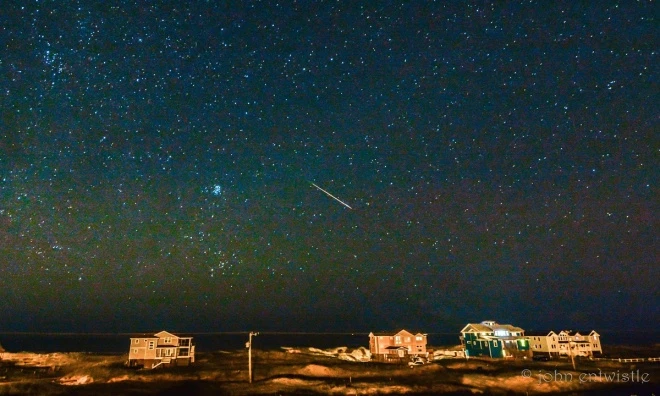  Hình ảnh mưa sao băng Perseid rực sáng bầu trời