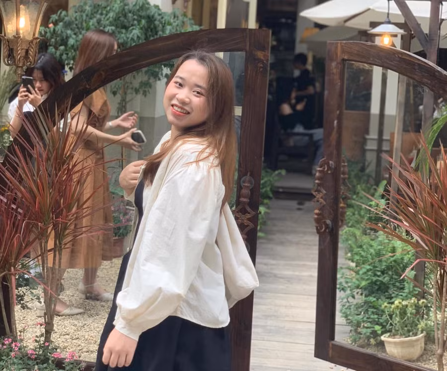 Em Nguyễn Thị Thư, sinh viên năm cuối ngành Sư phạm Ngữ văn chất lượng cao, Trường ĐH Sư phạm Hà Nội. Ảnh NVCC.