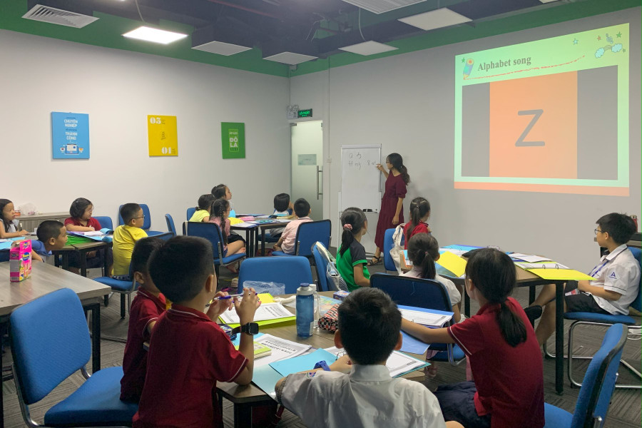 Cô Linh từng là giảng viên dạy tiếng Anh tại ĐH Bách khoa Hà Nội, sau đó chuyển công tác về Trường ĐH Công nghiệp Hà Nội.