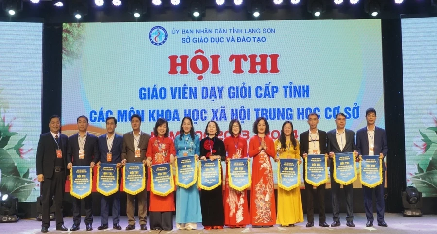 11 đoàn dự thi của 11 phòng Giáo dục và Đào tạo các huyện, thành phố.