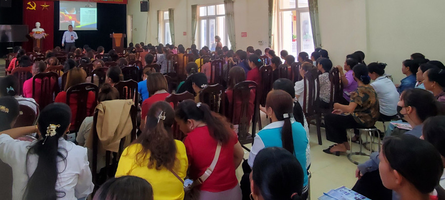 TS Vũ Việt Anh, Tổng giám đốc Học viện Thành Công chia sẻ cùng phụ huynh ở Hoà Bình về sử dụng mạng xã hội đúng cách, an toàn. TS Vũ Việt Anh, Tổng giám đốc Học viện Thành Công chia sẻ cùng phụ huynh ở Hoà Bình về sử dụng mạng xã hội đúng cách, an toàn.