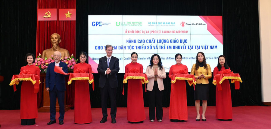 Thứ trưởng Bộ GD&ĐT Nguyễn Thị Kim Chi cắt băng tại lễ khởi động. Thứ trưởng Bộ GD&ĐT Nguyễn Thị Kim Chi cắt băng tại lễ khởi động.