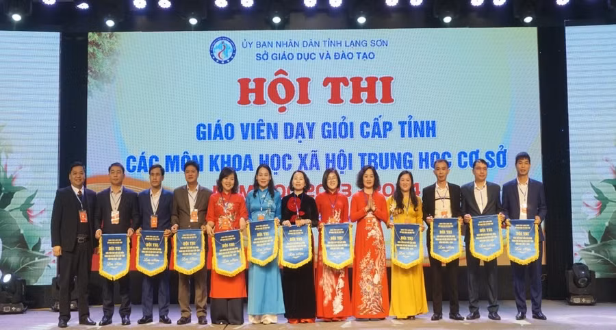 11 đoàn dự thi của 11 phòng Giáo dục và Đào tạo các huyện, thành phố.